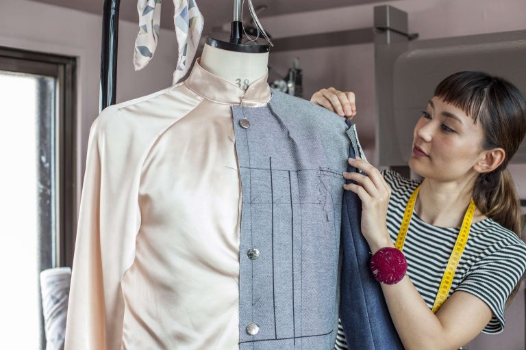 The Silent Power of Observation in Taste Formation